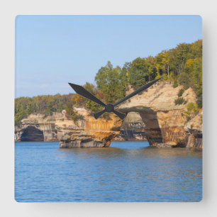 Reloj de las rocas picadas en el lago
