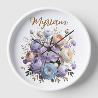 Reloj de madera blanco con monograma dorado de peo