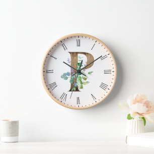 Reloj de madera con letra P rústica