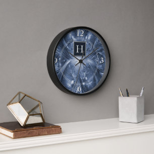 Reloj de monograma brillante con abstracto azul