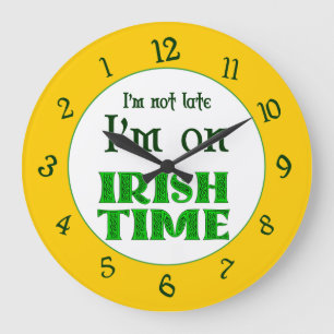 Reloj de números atrasados en el tiempo irlandés