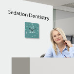 Reloj de oficina de dentista<br><div class="desc">Reloj de decoración moderna de la pared de la oficina de Dentist en un diseño moderno con un símbolo dental y una sonrisa gráfica diseñada con una tipografía gráfica elegante y color de fondo que puede cambiar si lo necesita. Diseñado para una oficina dental para alentar la sonrisa y una...</div>