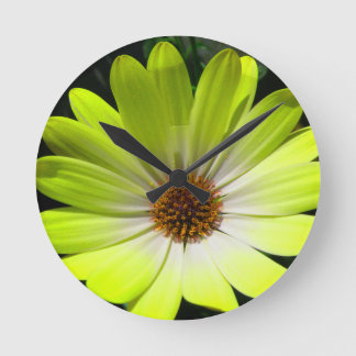 Reloj de pared amarillo fluorescente de margarita