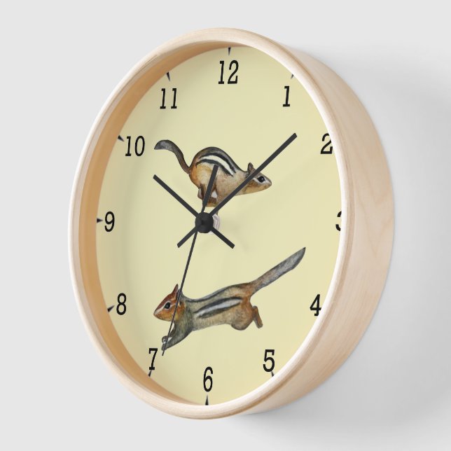 Reloj de pared amarillo-oriental de Chipmunk (Ángulo)