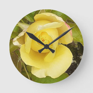Reloj de pared amarillo rosebud