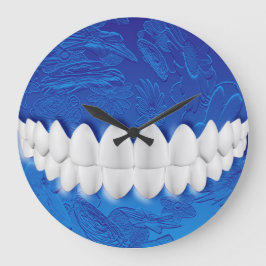 Reloj de pared azul con dientes blancos perfectos