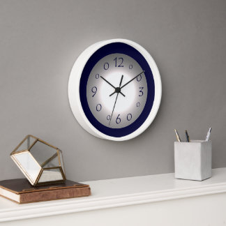 Reloj de pared azul y blanco atmosférico
