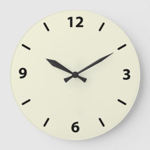 Reloj de pared beige con números negros