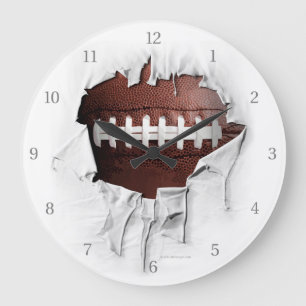 Reloj de pared blanca del fútbol desgarrado