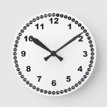 Reloj de pared blanco y negro