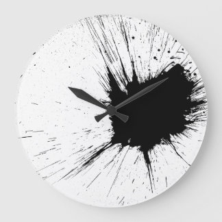 Reloj de pared blanco y negro