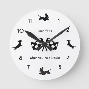 Reloj de pared blanco y negro del Dachshund de la