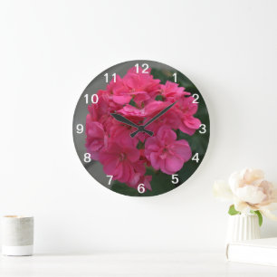 Reloj de pared bonito de la flor del geranio color