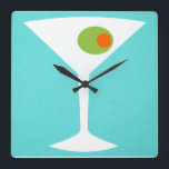 Reloj de pared clásico de Martini de la película<br><div class="desc">Este reloj de pared de Martini de la película de la obra clásica ofrece un fondo de la turquesa y la silueta blanca de un vidrio de martini. Dentro del vidrio es una aceituna verde gloriosa con un pimiento morrón anaranjado. Esto es un reloj de pared de la diversión para...</div>