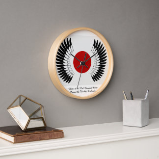 Reloj de pared con bandera de grulla coronada de r