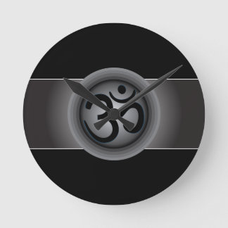 Reloj de pared con clase del símbolo de OM
