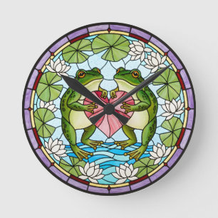 Reloj de pared con dos ranas sosteniendo un corazó