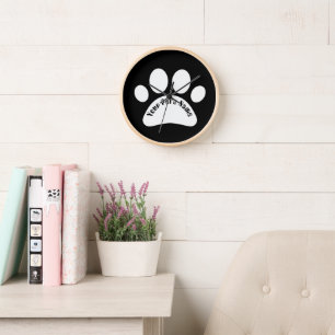 Reloj de pared con huella de pata de perro persona