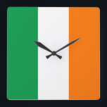 Reloj de pared con la bandera de Irlanda<br><div class="desc">Reloj de pared patriótico impresionante con la bandera de Irlanda. Este producto su personalizable.</div>