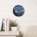 Reloj de pared con la noche estrellada de Van Gogh<br><div class="desc">Presentamos nuestro nuevo reloj de pared con la brillante impresión de la pintura "Noche estrellada" de Van Gogh. Este reloj está disponible en forma redonda y cuadrada, lo que permite elegir el que mejor se adapte a la decoración. El reloj también ofrece la opción de un guarnecido de madera, negro,...</div>