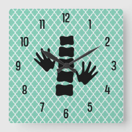 Reloj de pared con logotipo de prótesis y manos qu