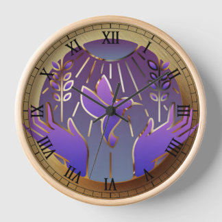 reloj de pared con logotipo dorado