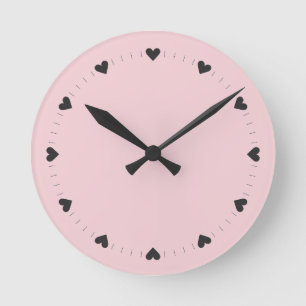 Reloj de pared con marcas de tic de corazón rosa y