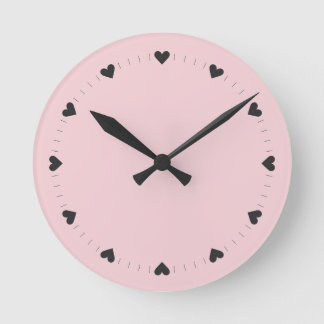 Reloj de pared con marcas de tic de corazón rosa y