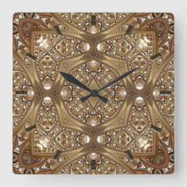 Reloj de pared con marco dorado ornamentado
