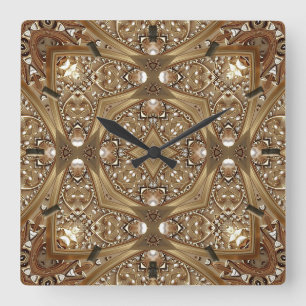 Reloj de pared con marco dorado ornamentado