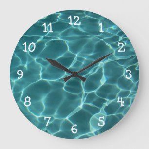 Reloj de pared con números blancos y foto