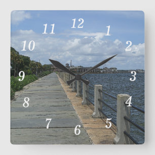 Reloj de pared con pasillo junto al mar hermoso