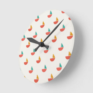 Reloj de pared con patrón de barquitos pequeños