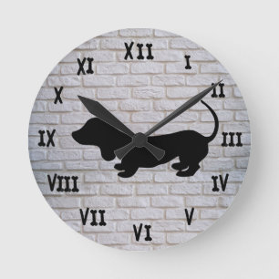 Reloj de pared con silueta de Dachshund y ladrillo