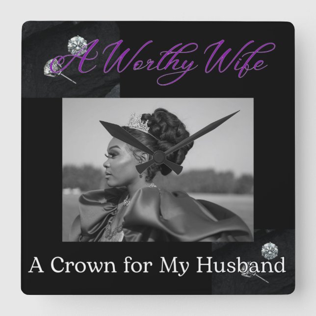 Reloj de pared cuadrado negro "Una esposa digna" (Anverso)