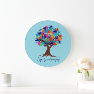 Reloj de pared de árbol con salpicaduras de pintur