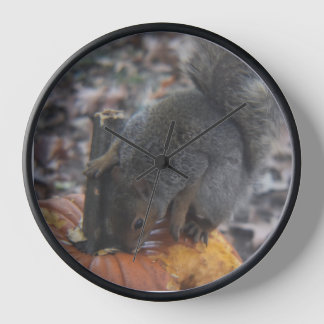 Reloj de pared de ardilla y calabaza
