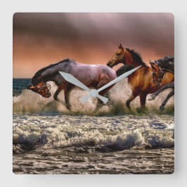 Reloj de pared de caballos en el océano en la foto