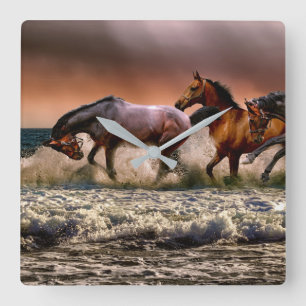 Reloj de pared de caballos en el océano en la foto