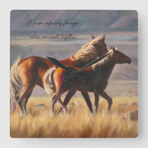 Reloj de pared de caballos iluminado por el sol