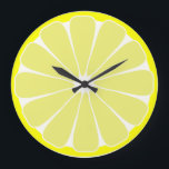 Reloj de pared de cocina con limón de regalo<br><div class="desc">Una rodaja de limón amarillo brillante decora este reloj. El diseño es de arte original.</div>