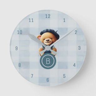 Reloj de pared de cuadros azules con monograma de 