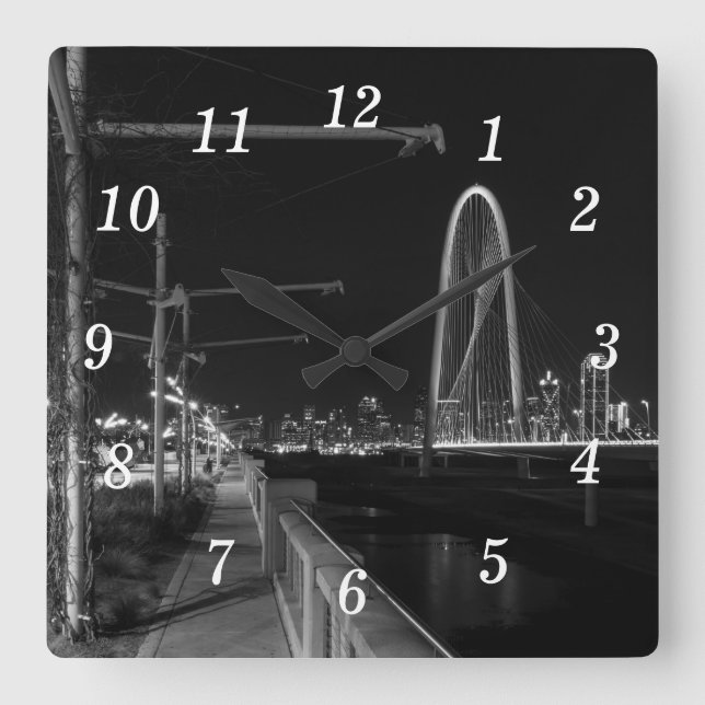 Reloj de pared de escala de grises en la noche de  (Anverso)