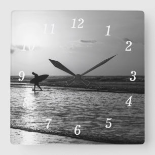 Reloj de pared de escala de grises para surfistas