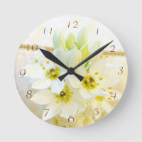 Reloj de pared de flores blancas