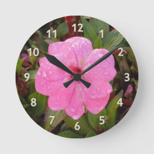 Reloj de pared de flores rosadas