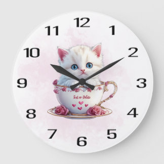 Reloj de pared de flores rosadas con gatito en taz