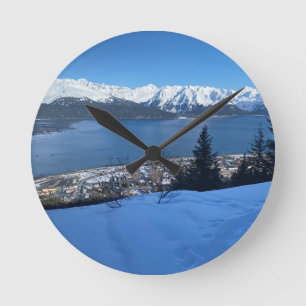 Reloj de pared de invierno con vistas costeras