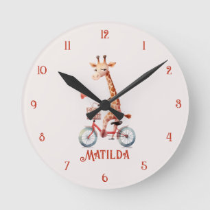 Reloj de pared de jirafa de circo linda en bicicle
