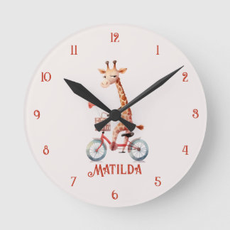 Reloj de pared de jirafa de circo linda en bicicle